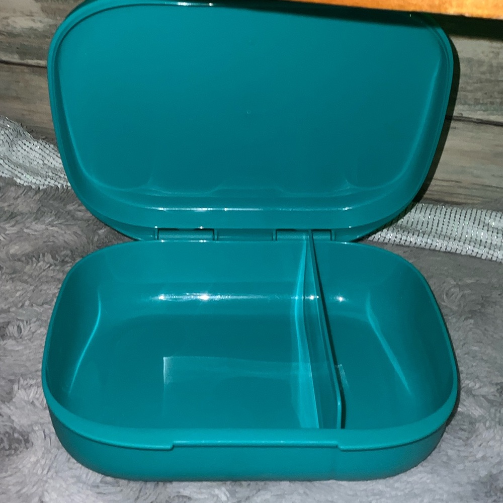 Tupperware Aqua Lunch Container - Picture 4 of 7